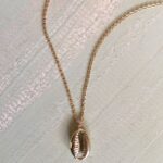 COLLAR CON COLGANTE DE CONCHA DE CAURI DORADO