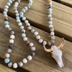 Collar de amazonita azul con craneo de búfalo
