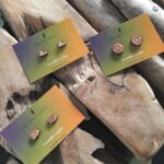 Pendientes de madera con forma de erizo. Son pequeños y de tachuela. Hipoalergénicos.