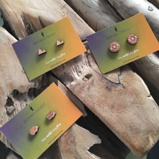 Pendientes de madera con forma de erizo. Son pequeños y de tachuela. Hipoalergénicos.