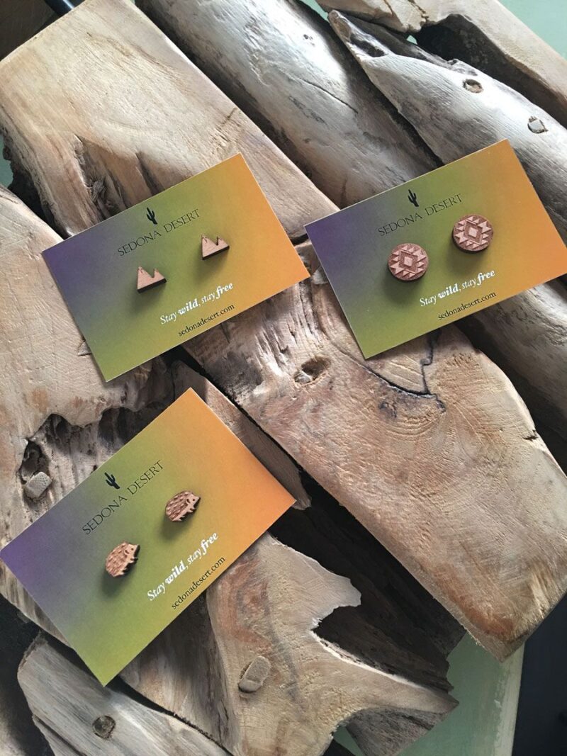Pendientes de Madera con Forma de Erizo Pendientes de madera con forma de erizo. Son pequeños y de tachuela. Hipoalergénicos.
