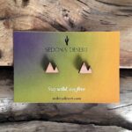 Pendientes de madera con forma de montañas