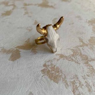 anillo-craneo-de-bufalo-el-mirage-de-acero-chapado-en-oro-estilo-boho-chic-y-country