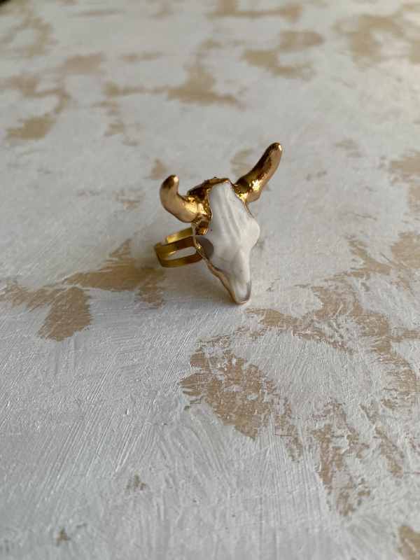 anillo-craneo-de-bufalo-el-mirage-I anillo-craneo-de-bufalo-el-mirage-de-acero-chapado-en-oro-estilo-boho-chic-y-country