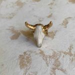 anillo-craneo-de-bufalo-el-mirage-de-acero-chapado-en-oro-estilo-boho-chic-y-country