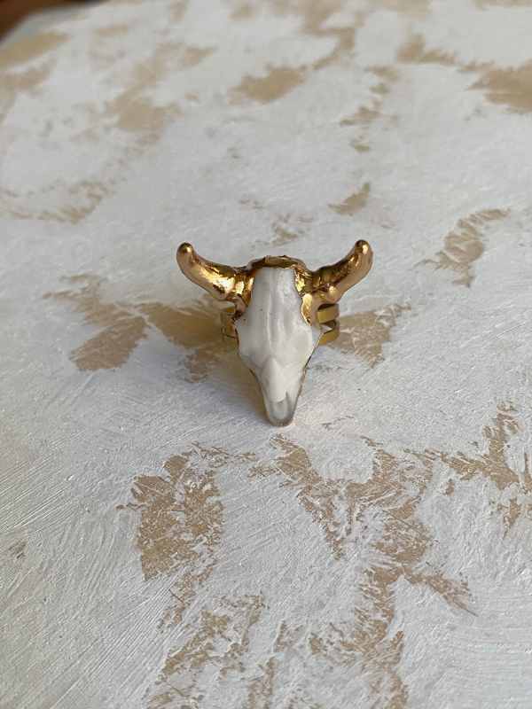anillo-craneo-de-bufalo-el-mirage-II anillo-craneo-de-bufalo-el-mirage-de-acero-chapado-en-oro-estilo-boho-chic-y-country
