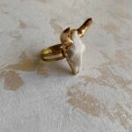 anillo-craneo-de-bufalo-el-mirage-de-acero-chapado-en-oro-estilo-boho-chic-y-country