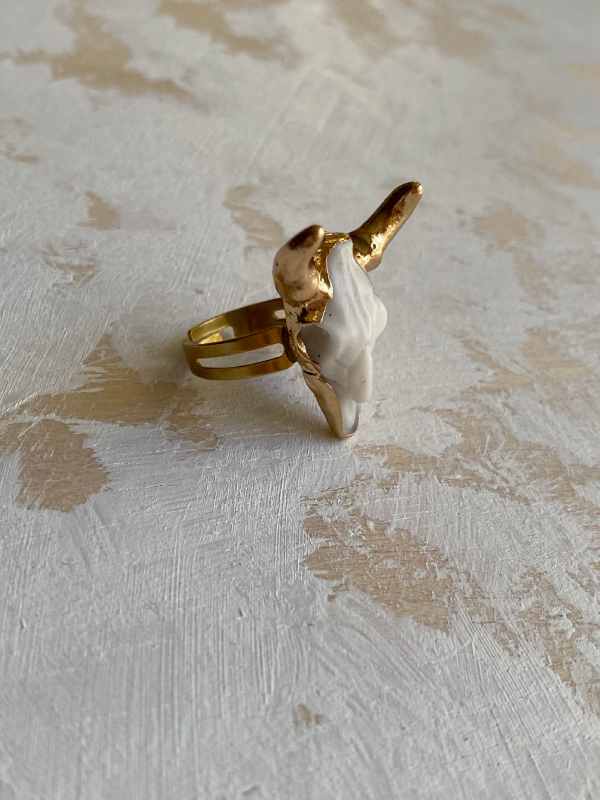 anillo-craneo-de-bufalo-el-mirage-III anillo-craneo-de-bufalo-el-mirage-de-acero-chapado-en-oro-estilo-boho-chic-y-country