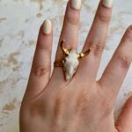 anillo-craneo-de-bufalo-el-mirage-de-acero-chapado-en-oro-estilo-boho-chic-y-country