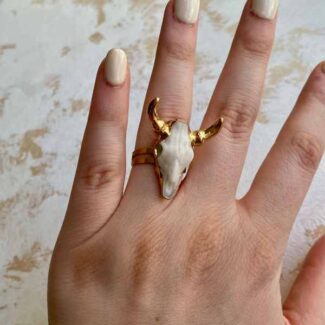 anillo-craneo-de-bufalo-el-mirage-de-acero-chapado-en-oro-estilo-boho-chic-y-country