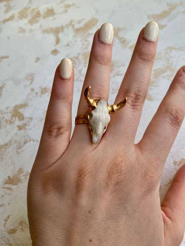 anillo-craneo-de-bufalo-el-mirage-IV anillo-craneo-de-bufalo-el-mirage-de-acero-chapado-en-oro-estilo-boho-chic-y-country