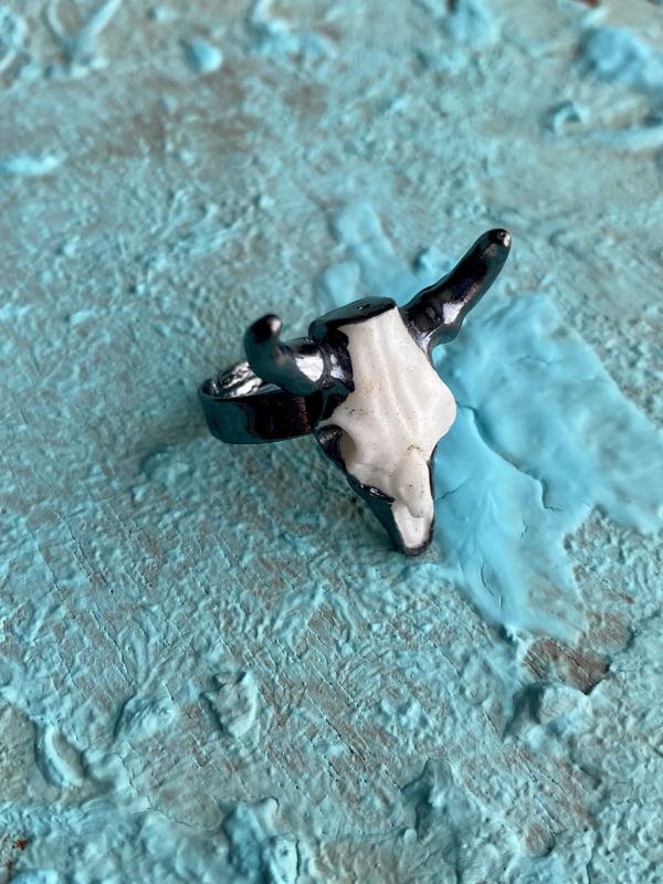 anillo-craneo-de-bufalo-el-mirage-gun-II anillo-craneo-de-bufalo-el-mirage-gun-anillo-cuernos-anillo-boho-chic-anillo-estilo-country-western-joyas-cowgirl