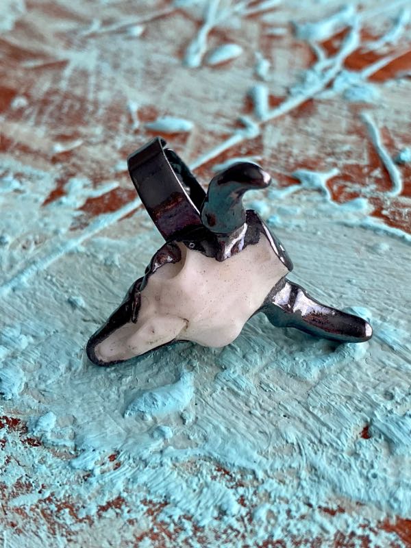 anillo-craneo-de-bufalo-el-mirage-gun-III anillo-craneo-de-bufalo-el-mirage-gun-anillo-cuernos-anillo-boho-chic-anillo-estilo-country-western-joyas-cowgirl
