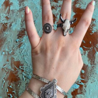 anillo-craneo-de-bufalo-el-mirage-gun-anillo-cuernos-anillo-boho-chic-anillo-estilo-country-western-joyas-cowgirl
