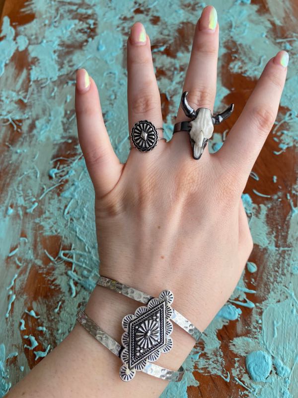 anillo-craneo-de-bufalo-el-mirage-gun-IV anillo-craneo-de-bufalo-el-mirage-gun-anillo-cuernos-anillo-boho-chic-anillo-estilo-country-western-joyas-cowgirl