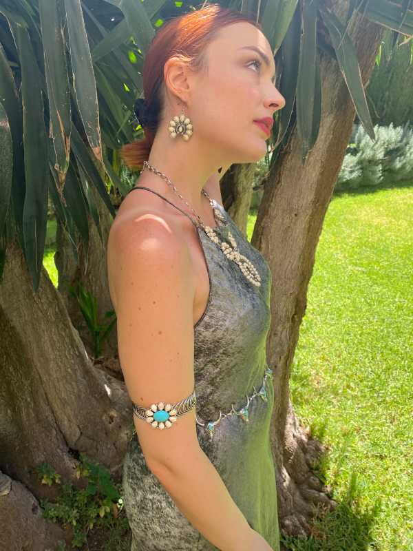 brazalete-turquesa-beatrice-I brazalete-turquesa-beatrice-con-turquoise-cluster-en-flor-blanca-y-turquesa-que-se-adapta-al-brazo-estilo-boho-chic-y-nativo-americano