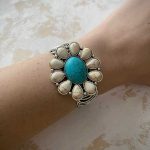 brazalete-turquesa-beatrice-con-turquoise-cluster-en-flor-blanca-y-turquesa-que-se-adapta-al-brazo-estilo-boho-chic-y-nativo-americano
