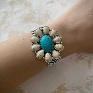 brazalete-turquesa-beatrice-con-turquoise-cluster-en-flor-blanca-y-turquesa-que-se-adapta-al-brazo-estilo-boho-chic-y-nativo-americano