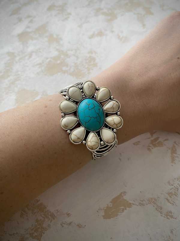 brazalete-turquesa-beatrice-II brazalete-turquesa-beatrice-con-turquoise-cluster-en-flor-blanca-y-turquesa-que-se-adapta-al-brazo-estilo-boho-chic-y-nativo-americano