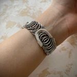 brazalete-turquesa-beatrice-con-turquoise-cluster-en-flor-blanca-y-turquesa-que-se-adapta-al-brazo-estilo-boho-chic-y-nativo-americano