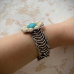 brazalete-turquesa-beatrice-con-turquoise-cluster-en-flor-blanca-y-turquesa-que-se-adapta-al-brazo-estilo-boho-chic-y-nativo-americano