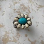 brazalete-turquesa-beatrice-con-turquoise-cluster-en-flor-blanca-y-turquesa-que-se-adapta-al-brazo-estilo-boho-chic-y-nativo-americano