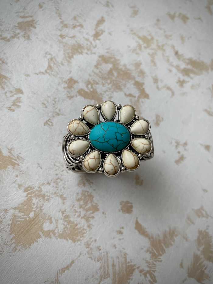 brazalete-turquesa-beatrice-V brazalete-turquesa-beatrice-con-turquoise-cluster-en-flor-blanca-y-turquesa-que-se-adapta-al-brazo-estilo-boho-chic-y-nativo-americano