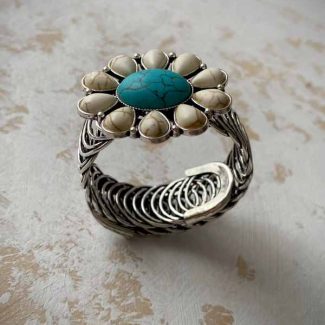 brazalete-turquesa-beatrice-con-turquoise-cluster-en-flor-blanca-y-turquesa-que-se-adapta-al-brazo-estilo-boho-chic-y-nativo-americano