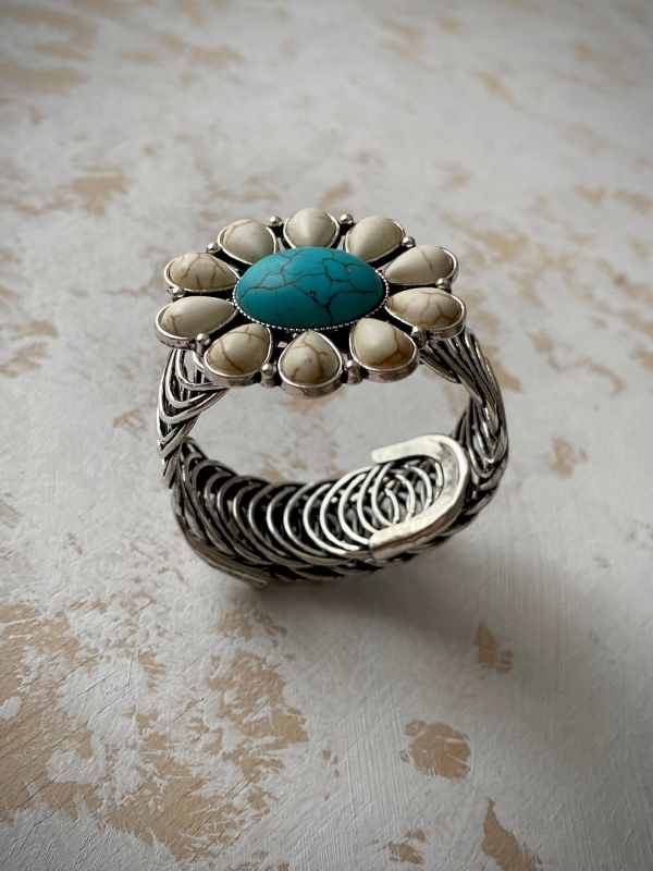 brazalete-turquesa-beatrice-VI brazalete-turquesa-beatrice-con-turquoise-cluster-en-flor-blanca-y-turquesa-que-se-adapta-al-brazo-estilo-boho-chic-y-nativo-americano