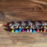 cinturon-con-signos-de-la-paz-y-pompones-peace-everywhere-VI
