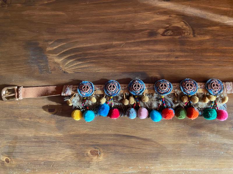 cinturon-con-signos-de-la-paz-y-pompones-peace-everywhere-VI