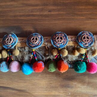 cinturon-con-signos-de-la-paz-y-pompones-peace-everywhere-VI