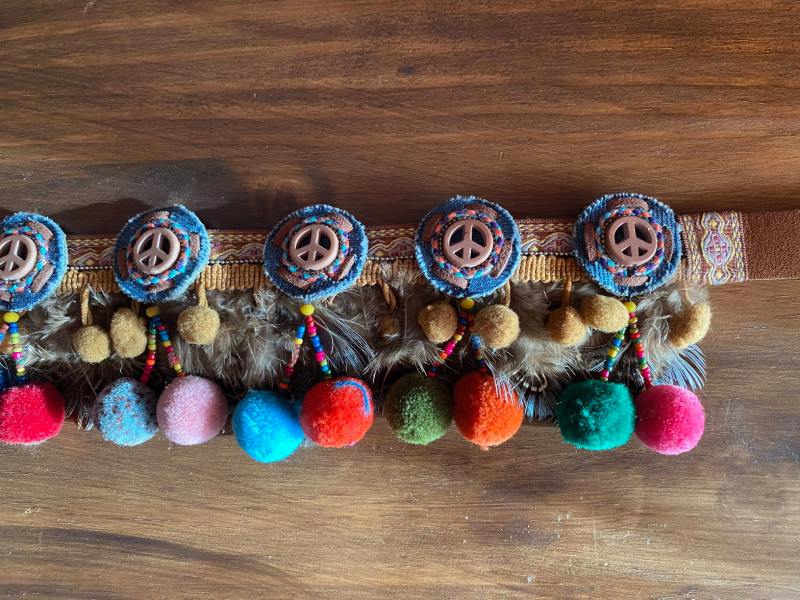 cinturon-con-signos-de-la-paz-y-pompones-peace-everywhere-VI