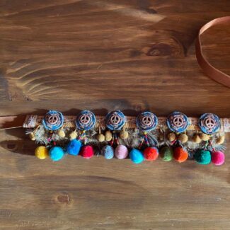 cinturon-con-signos-de-la-paz-y-pompones-peace-everywhere-VI
