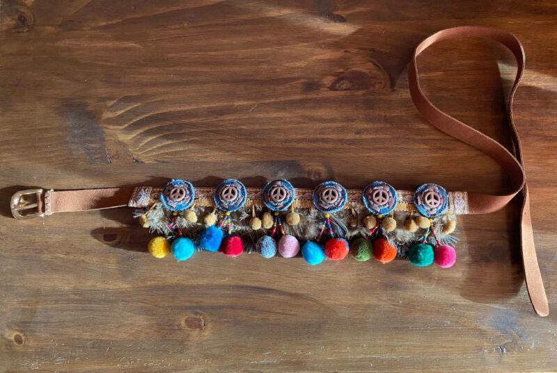 cinturon-con-signos-de-la-paz-y-pompones-peace-everywhere-VI