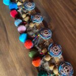 cinturon-con-signos-de-la-paz-y-pompones-peace-everywhere-VI
