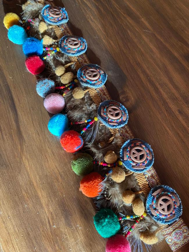 cinturon-con-signos-de-la-paz-y-pompones-peace-everywhere-VI