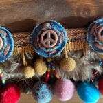 cinturon-con-signos-de-la-paz-y-pompones-peace-everywhere-VI