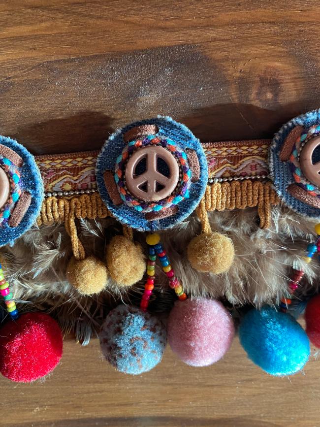 cinturon-con-signos-de-la-paz-y-pompones-peace-everywhere-VI
