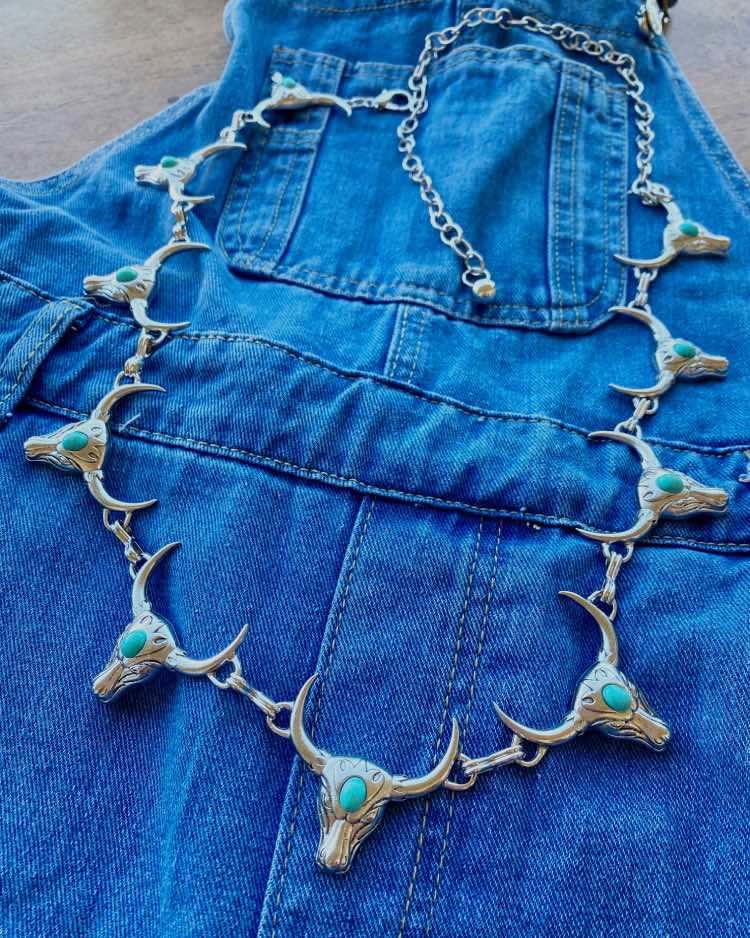 cinturon-plateado-de-craneos-de-bufalo-II cinturon-plateado-de-craneos-de-bufalo-estilo-country-y-boho-chic-de-cadena-con-turquesas