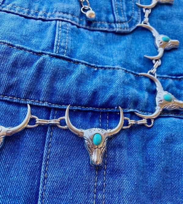 cinturon-plateado-de-craneos-de-bufalo-IV cinturon-plateado-de-craneos-de-bufalo-estilo-country-y-boho-chic-de-cadena-con-turquesas