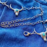 cinturon-plateado-de-craneos-de-bufalo-estilo-country-y-boho-chic-de-cadena-con-turquesas