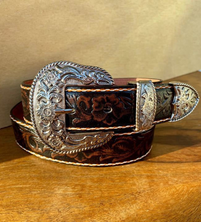 cinturón-tooled-leather-hebilla-country-en-marrón-chocolate-I cinturón-tooled-leather-hebilla-country-en-marrón-chocolate-con-hebilla-plateada-de-mujer-estilo-western-y-boho-chic