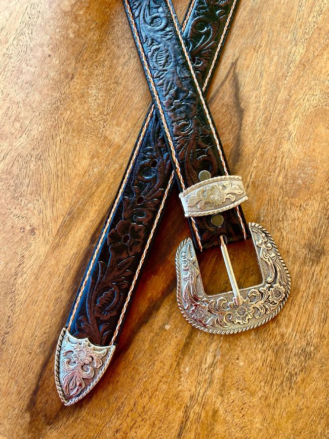 cinturón-tooled-leather-hebilla-country-en-marrón-chocolate-II cinturón-tooled-leather-hebilla-country-en-marrón-chocolate-con-hebilla-plateada-de-mujer-estilo-western-y-boho-chic
