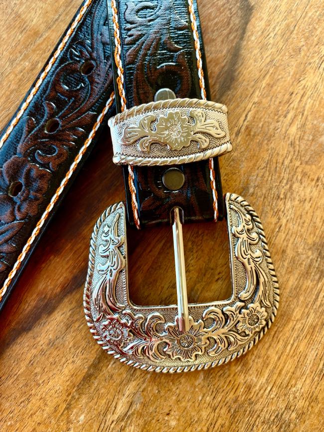 cinturón-tooled-leather-hebilla-country-en-marrón-chocolate-III cinturón-tooled-leather-hebilla-country-en-marrón-chocolate-con-hebilla-plateada-de-mujer-estilo-western-y-boho-chic