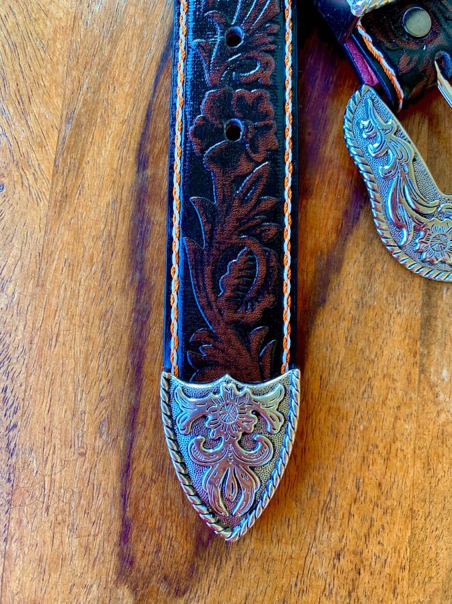 cinturón-tooled-leather-hebilla-country-en-marrón-chocolate-IV cinturón-tooled-leather-hebilla-country-en-marrón-chocolate-con-hebilla-plateada-de-mujer-estilo-western-y-boho-chic