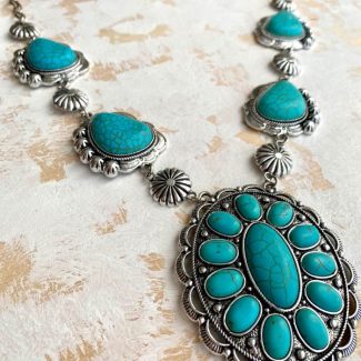 collar-cumulo-de-turquesas-nizhoni-de-plata-envejecida-estilo-boho-chic-y-country-con-inspiracion-nativo-americana-vendido-en-sedona-desert-donde-hay-diseños-de-collares-squash-blossom-y-collares-originales-azul-turquesa