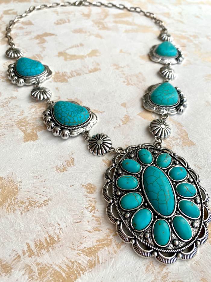 collar-cumulo-de-turquesas-nizhoni-I collar-cumulo-de-turquesas-nizhoni-de-plata-envejecida-estilo-boho-chic-y-country-con-inspiracion-nativo-americana-vendido-en-sedona-desert-donde-hay-diseños-de-collares-squash-blossom-y-collares-originales-azul-turquesa