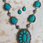 collar-cumulo-de-turquesas-nizhoni-de-plata-envejecida-estilo-boho-chic-y-country-con-inspiracion-nativo-americana-vendido-en-sedona-desert-donde-hay-diseños-de-collares-squash-blossom-y-collares-originales-azul-turquesa
