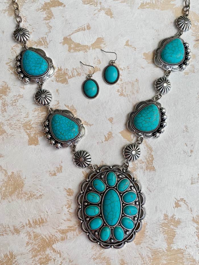 collar-cumulo-de-turquesas-nizhoni-II collar-cumulo-de-turquesas-nizhoni-de-plata-envejecida-estilo-boho-chic-y-country-con-inspiracion-nativo-americana-vendido-en-sedona-desert-donde-hay-diseños-de-collares-squash-blossom-y-collares-originales-azul-turquesa